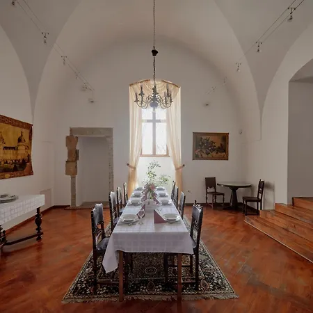 Pipo Varkastely, Konukevi